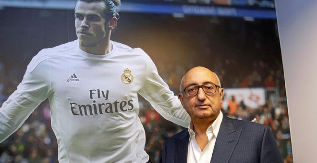 El agente de Bale posa delante de una foto del jugador