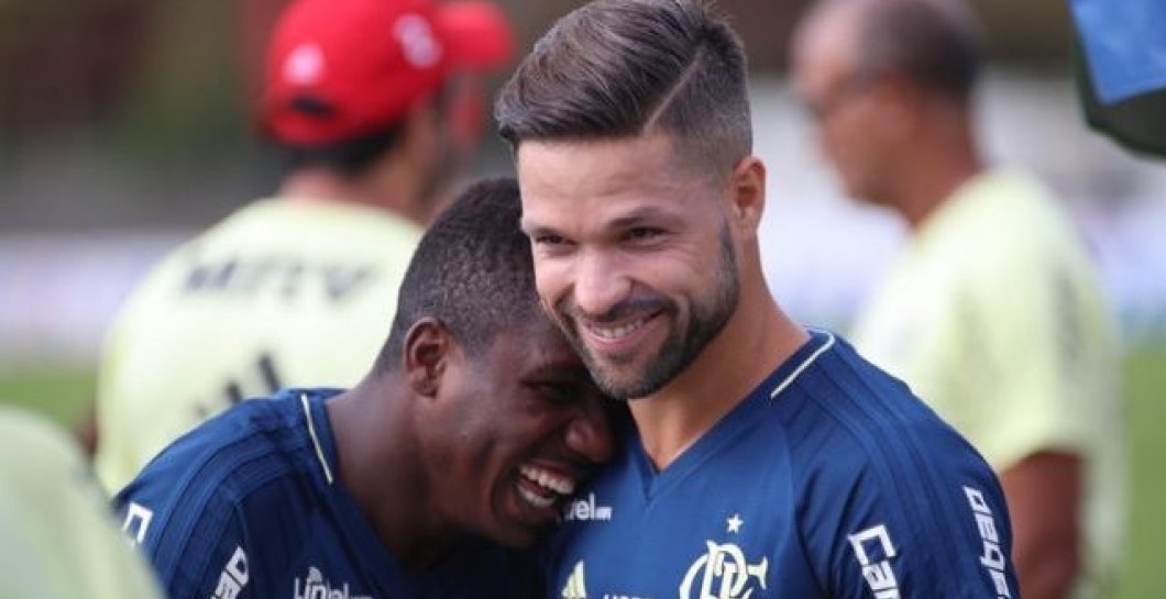 Vinicius Jr. y Diego Ribas se ríen en un entrenamiento