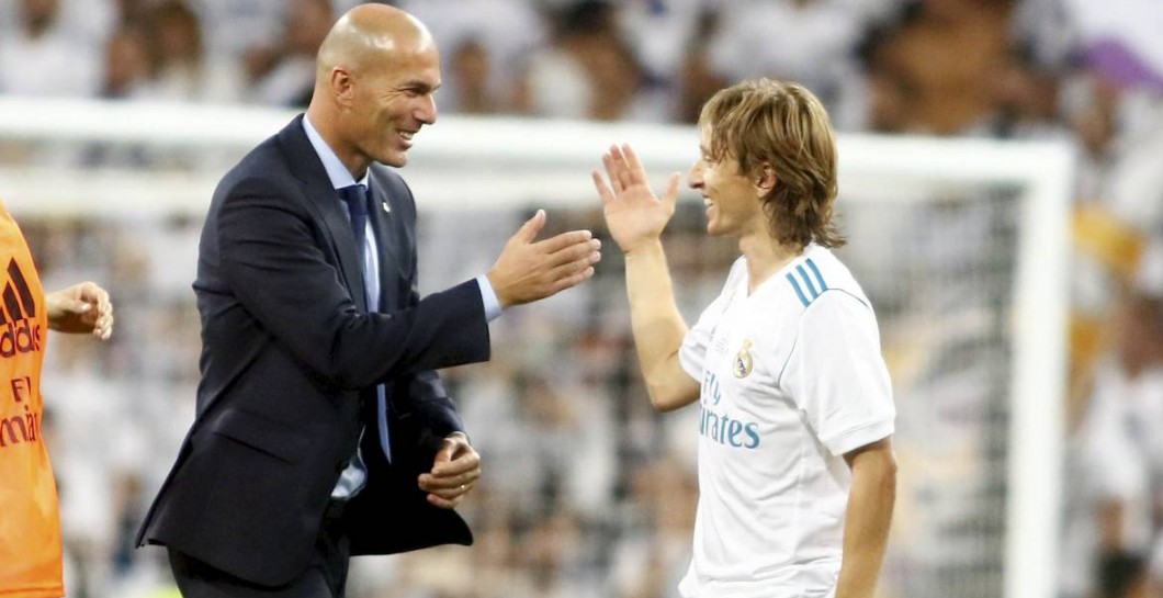 Zidane saluda a Modric tras un partido