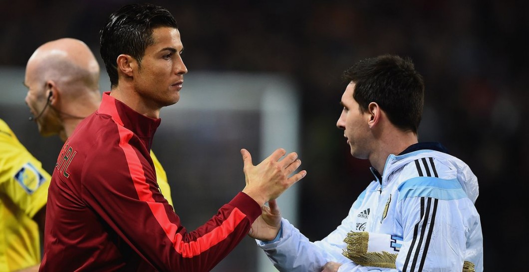 Cristiano y Messi saludándose 