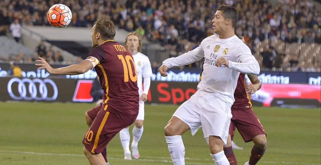 Cristiano Ronaldo y Totti pelean por un balón