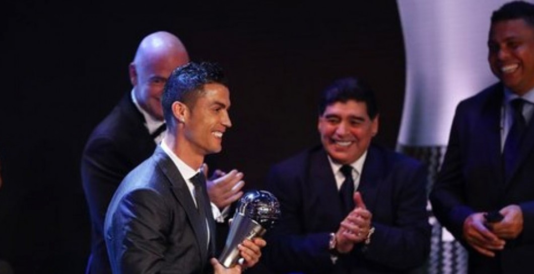 Maradona aplaude a Cristiano tras entregarle el 'The Best'