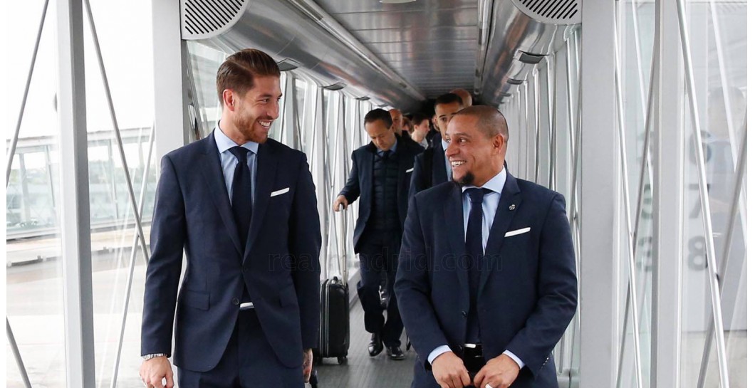 Sergio Ramos y Roberto Carlos ríen durante el viaje a Londres