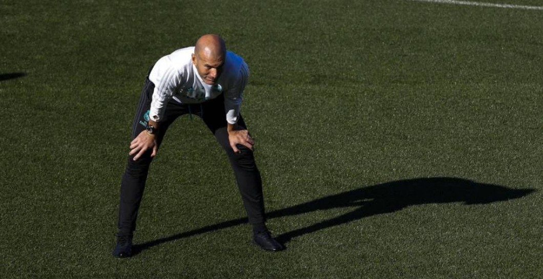 Zidane mira un entrenamiento en Valdebebas