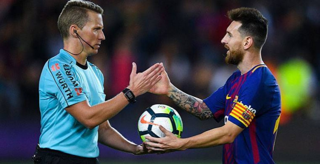 Hernández Hernández dándole la mano a Messi
