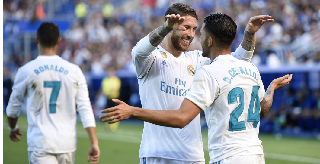 Ramos y Ceballos celebrando un gol al Alavés