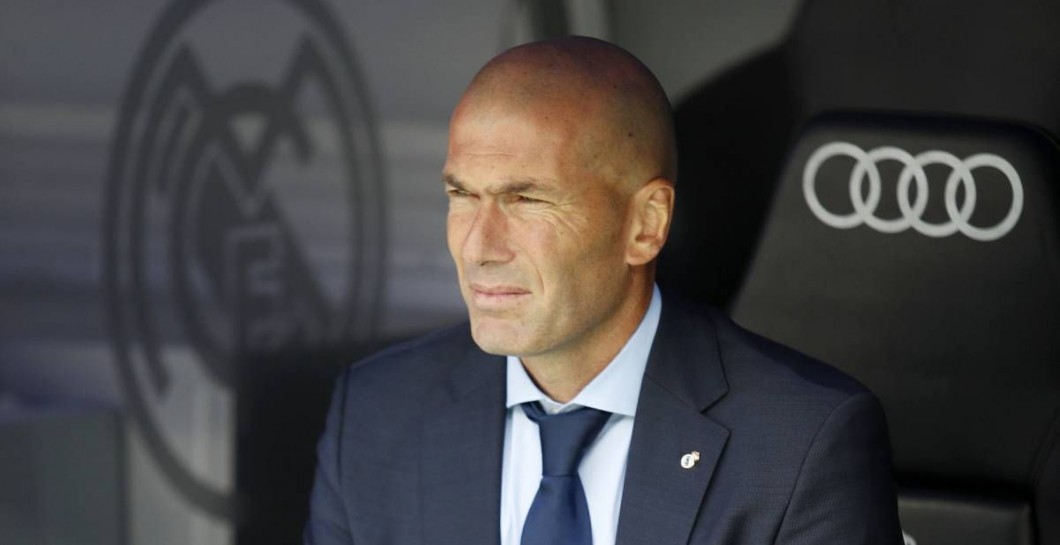 Zinedine Zidane en el banquillo pensando