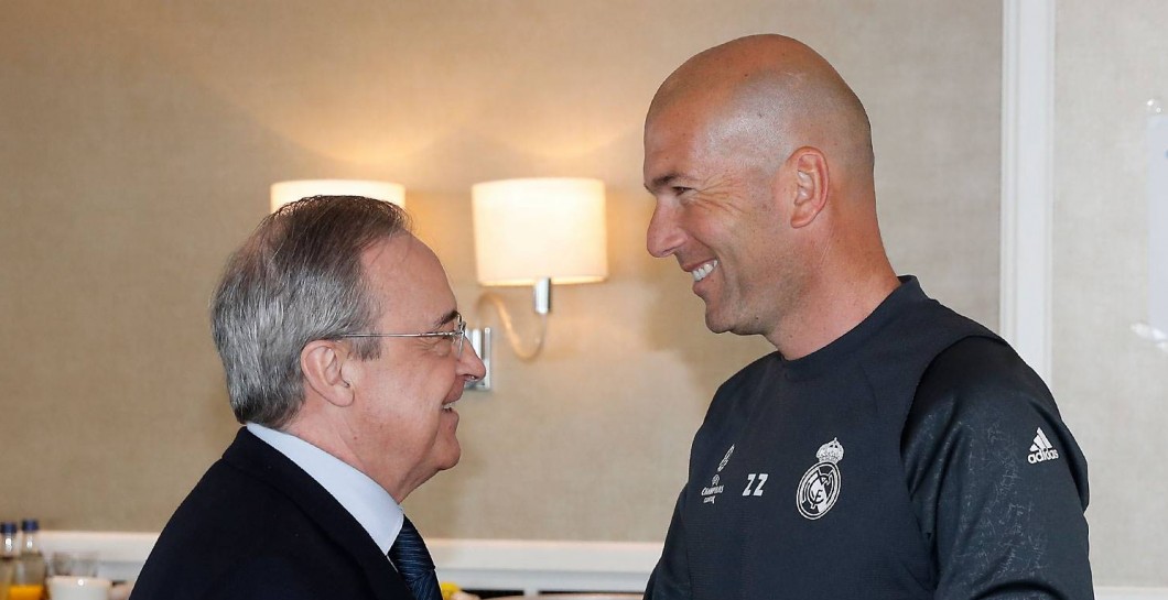 Florentino saluda a Zidane durante una concentración del equipo
