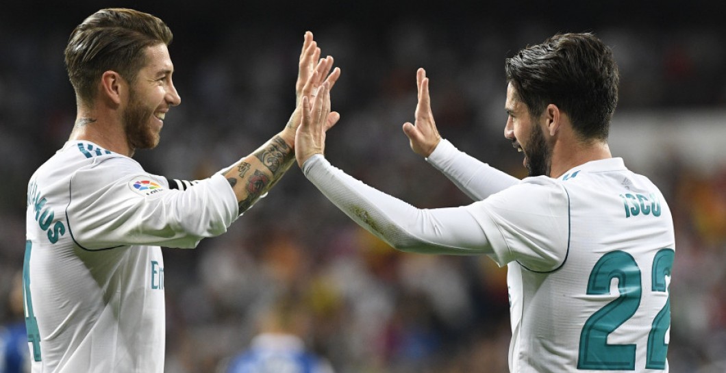 Ramos e Isco chocan las manos durante un partido