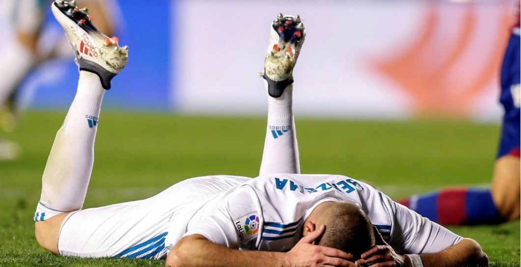 Benzema se lamenta en el partido ante el Levante