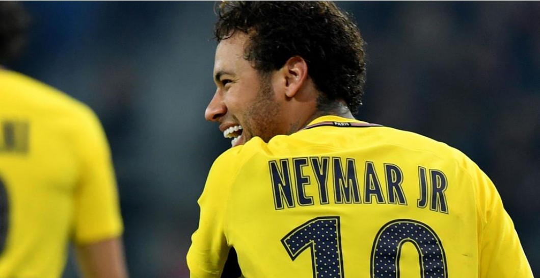 Neymar ríe en un partido reciente del PSG