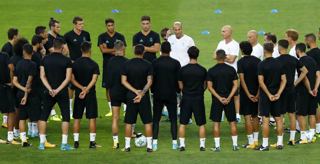 Zidane en una charla técnica con sus futbolistas