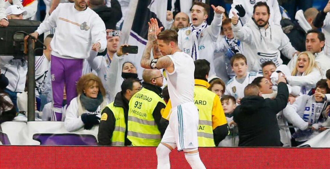 Sergio Ramos saludó a la afición tras el partido ante la Real Sociedad