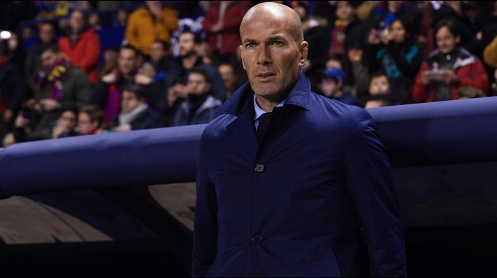 Zidane contempla un partido desde la banda