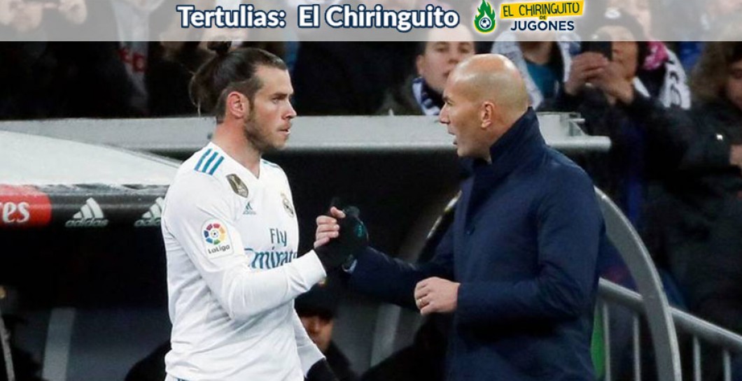 Gareth Bale saluda a Zidane durante un partido