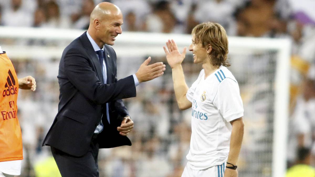Zidane saluda a Modric tras un encuentro
