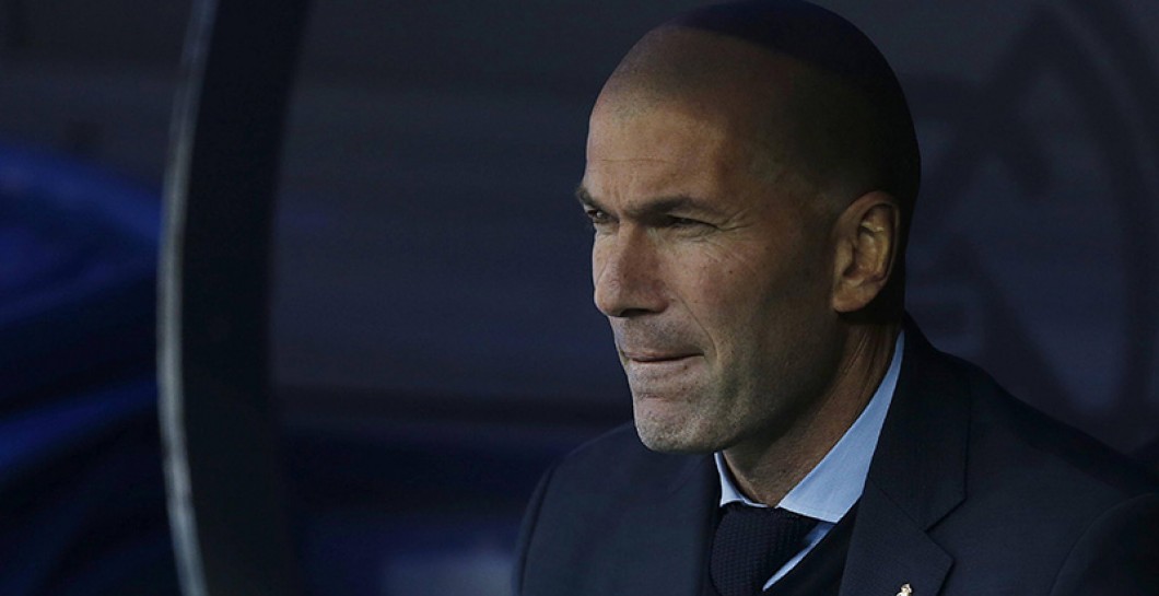 Zidane sigue un partido desde el banquillo