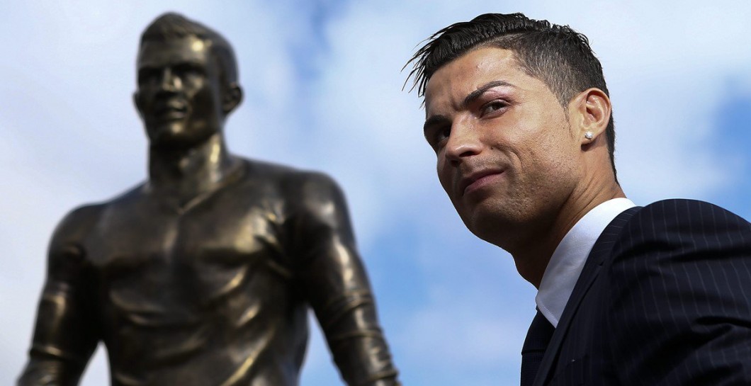 Cristiano Ronaldo ante su estatua en Madeira