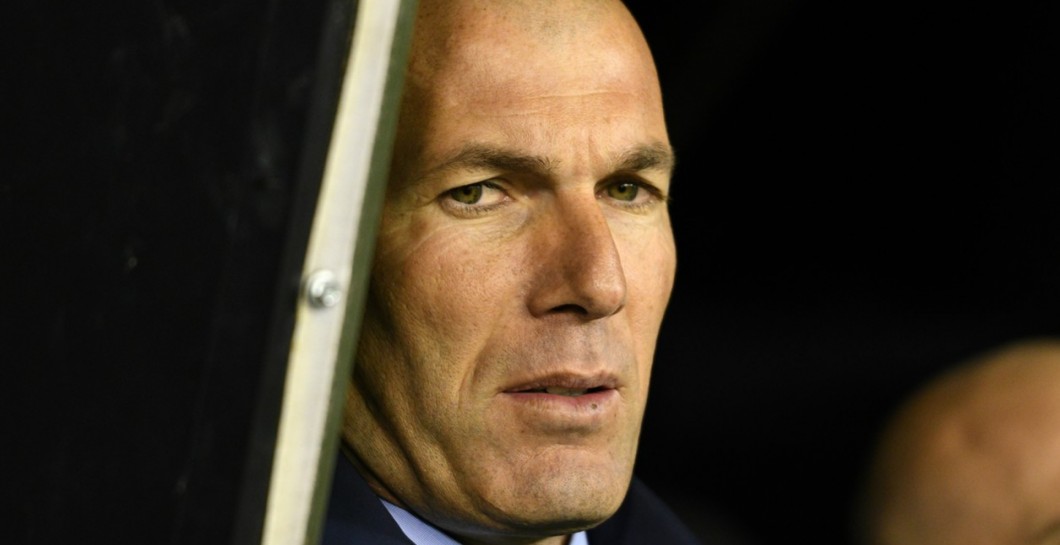 Zidane mira desde el banquillo el partido ante el Celta de Vigo
