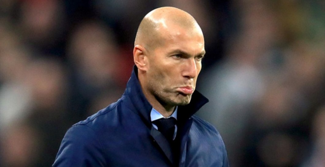 Zidane mira preocupado un partido reciente