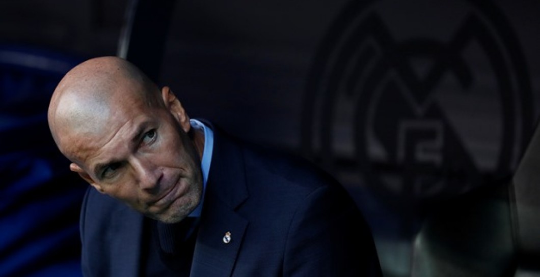 Zidane mira fuera del banquillo en el Santiago Bernabéu
