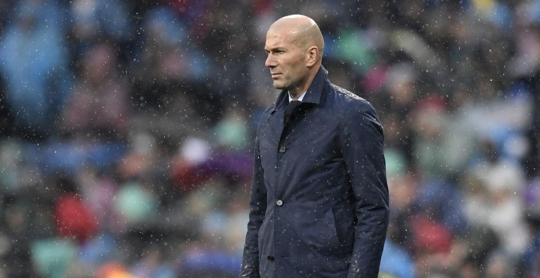 Zidane bajo la lluvia en el partido ante el Villarreal