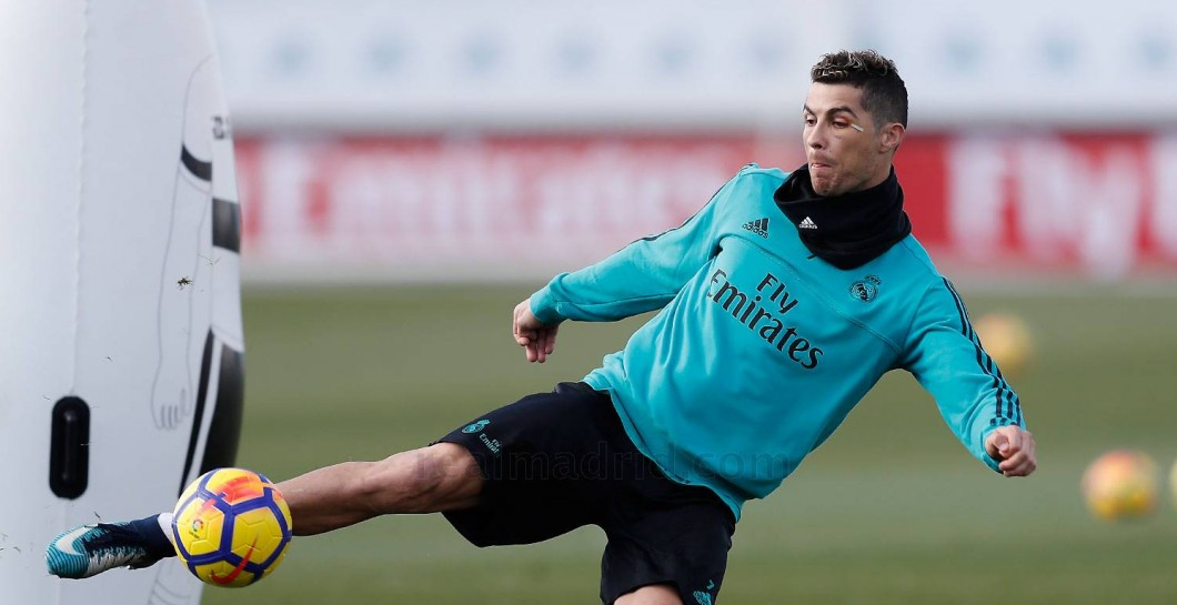 Cristiano Ronaldo remata en el entrenamiento de este viernes