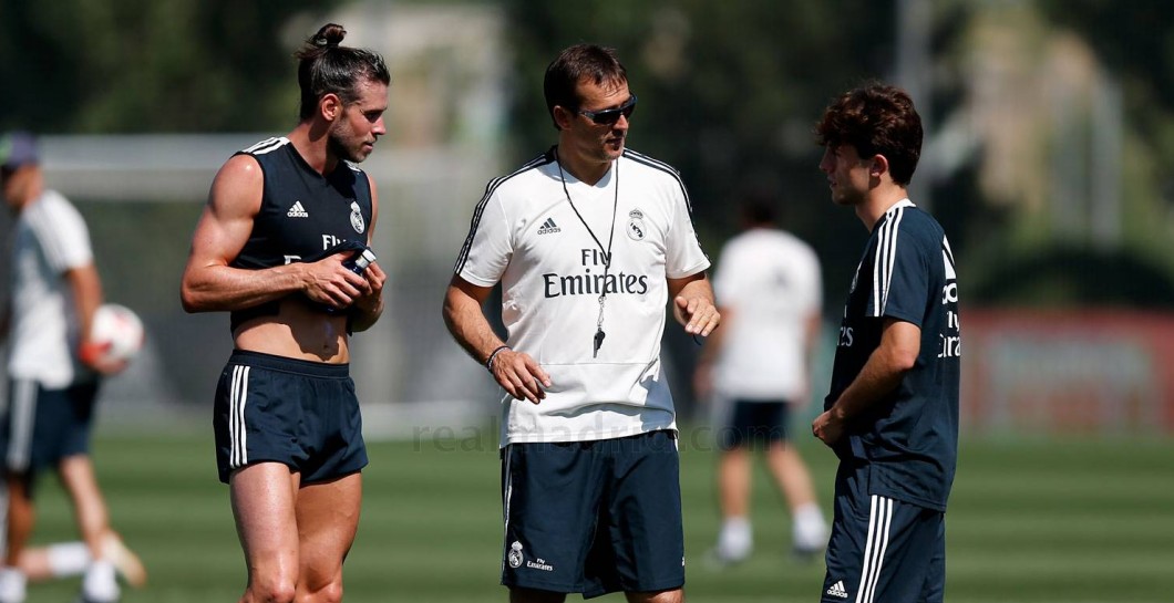Bale y Odriozola hablando con Lopetegui