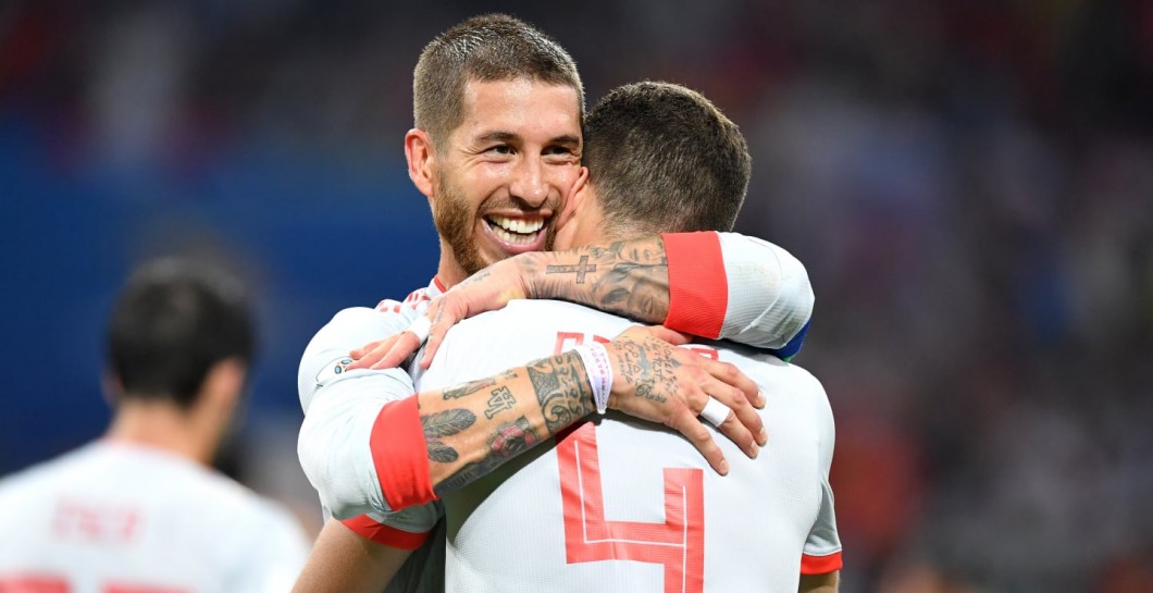 Ramos abrazando a Nacho por su gol contra Portugal