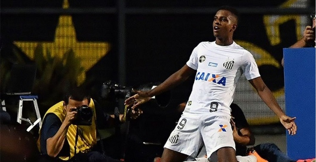 Rodrygo Goes celebrando con el Santos un gol