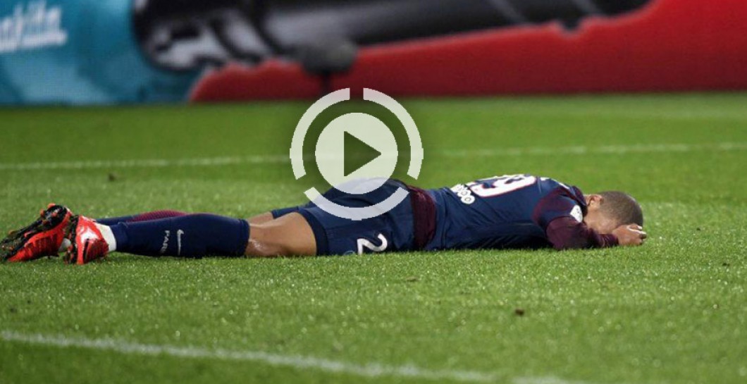 Mbappé se duele en el suelo durante el partido ante el Marsella