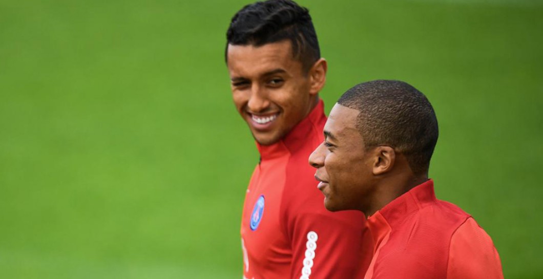 Marquinhos y Mbappé ríen en un entrenamiento