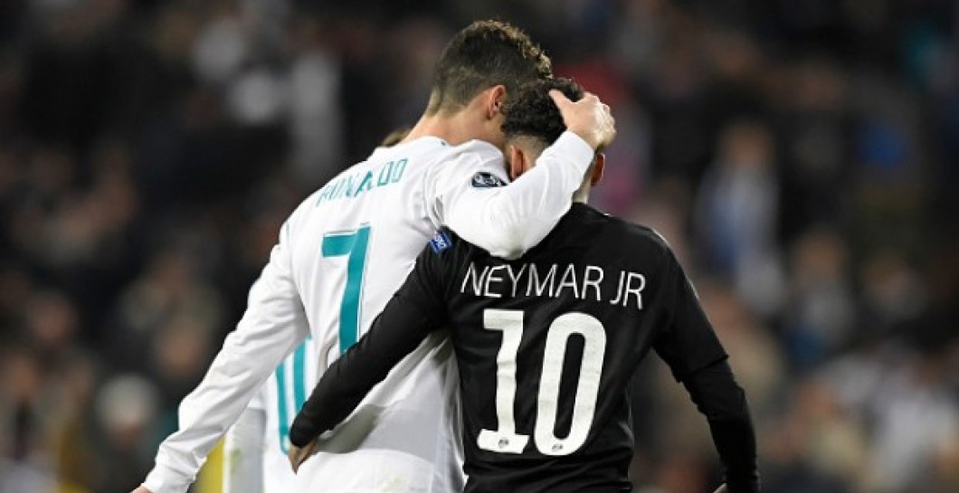 Neymar se abraza con Cristiano Ronaldo