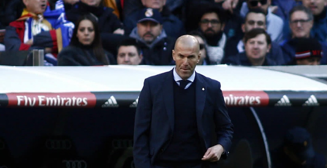 Zidane sigue un partido desde el banquillo del Santiago Bernabéu