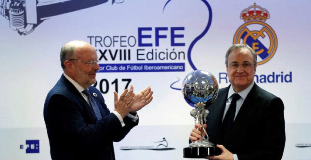 Florentino con el premio de EFE 