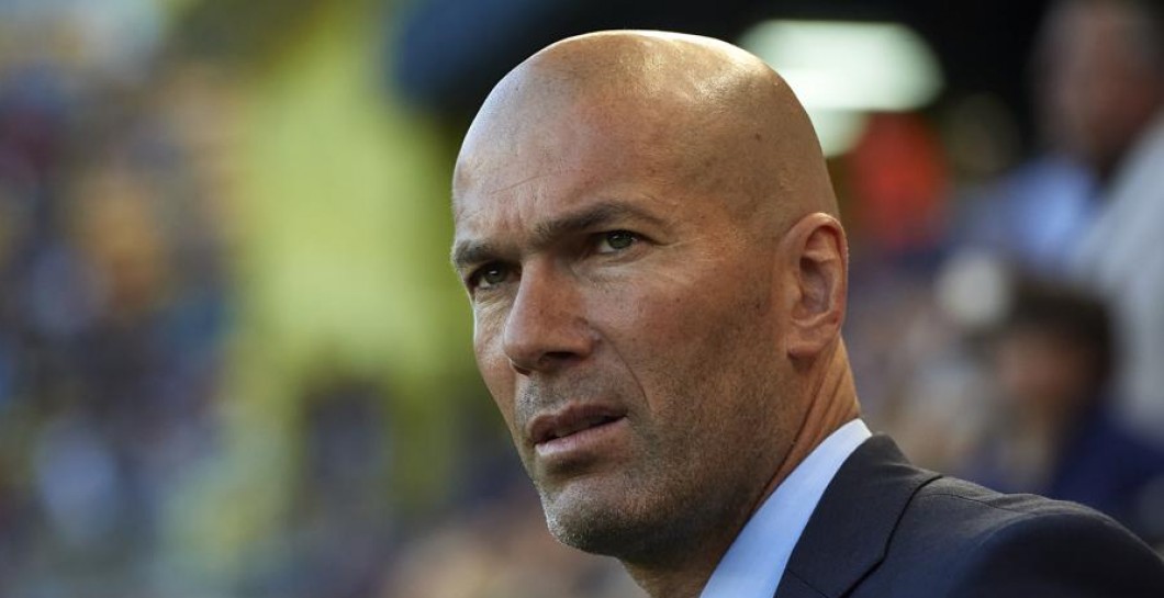 Zidane dirigiendo al Madrid en el Estadio de La Cerámica
