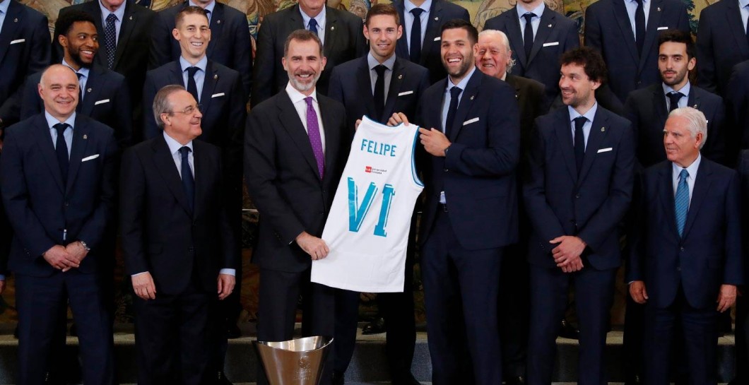 Felipe VI, con la camiseta del Madrid