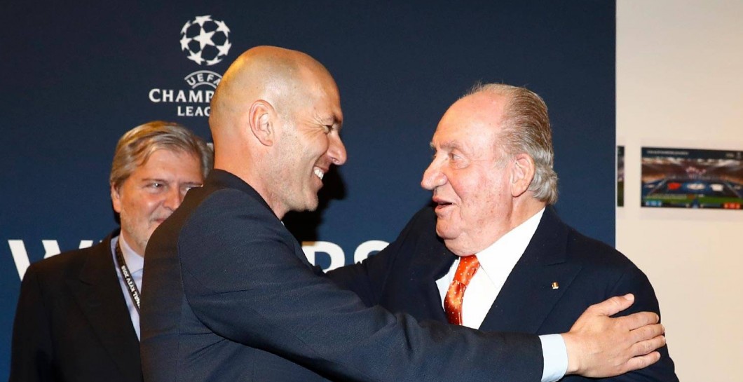 Juan Carlos y Zidane saludándose en Kiev 