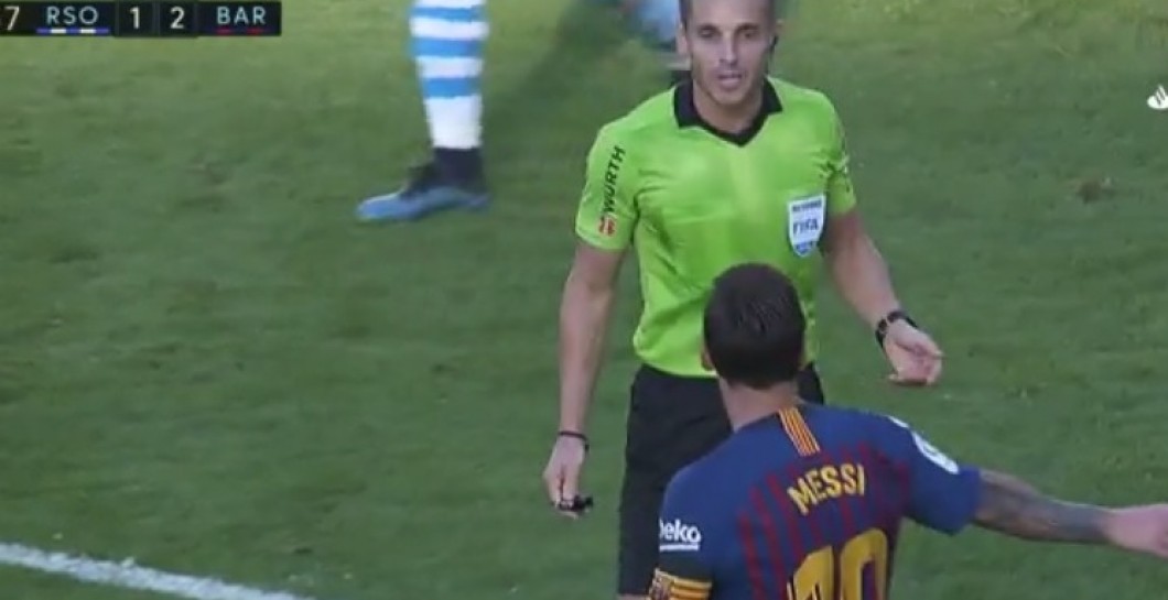 Messi, provocando al árbitro  