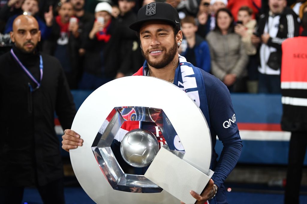 Neymar con el título de la Ligue 1
