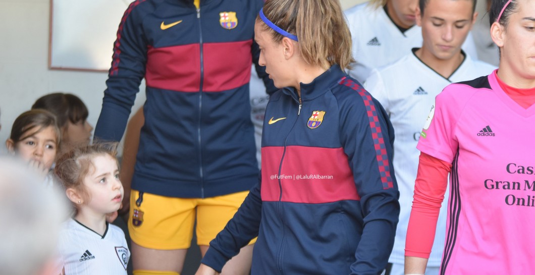 Jugadora del Barça hablando con la niña