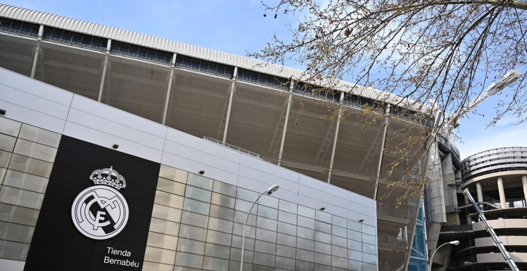 Cambio radical: oficial de Adidas del Bernabéu cambia de sitio | Defensa Central