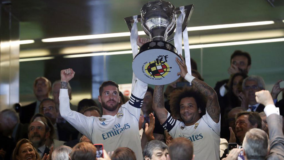 Sergio Ramos y Marcelo levantando el título de Liga