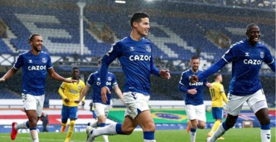James celebra un gol de Everton
