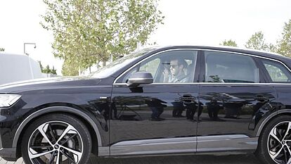 Bale en su coche