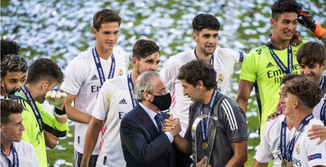Raúl y jugadores del Castilla