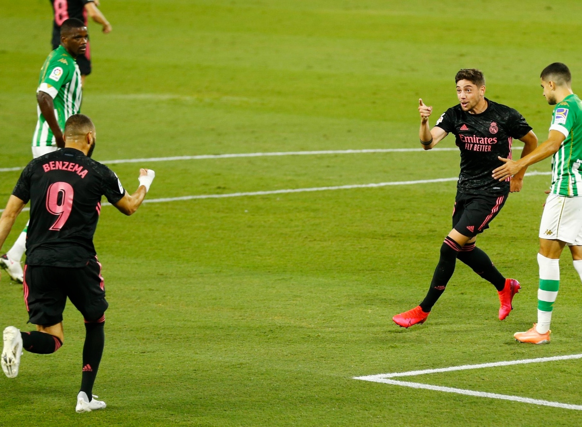Benzema y Valverde celebran el gol 