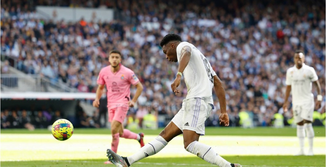 Tchouaméni asistiendo con el exterior para el segundo gol del Real Madrid