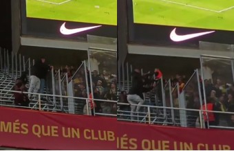 Aficionados del FC Barcelona liándola al final del partido