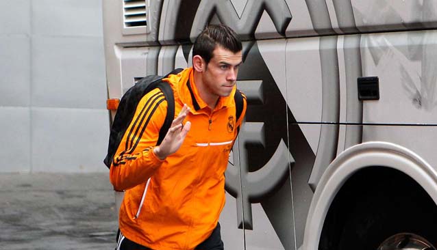 Bale montando en el autobus del equipo 